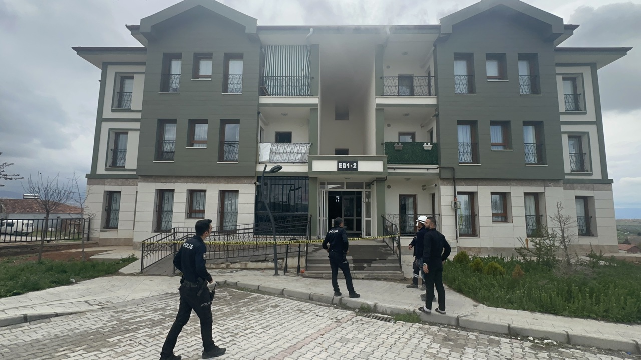 TOKİ konutlarında çıkan yangında bina tahliye edilirken, dumandan etkilenenlere 