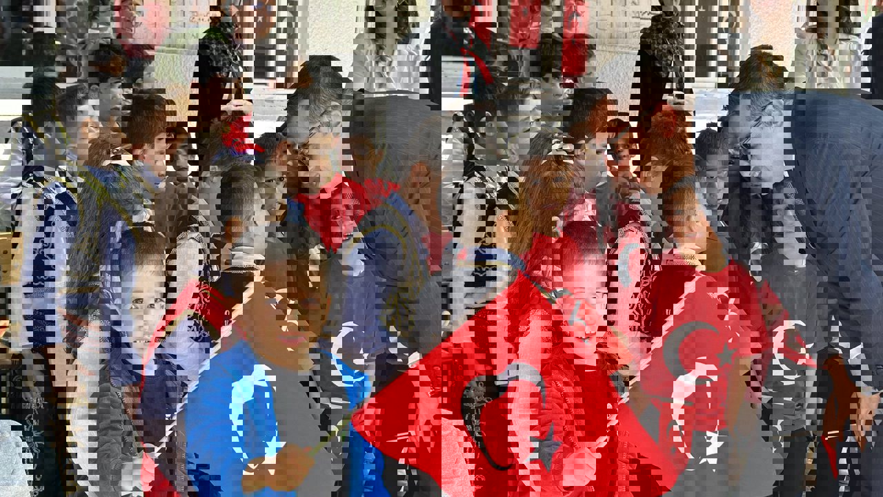 Yazıhan'da 23 Nisan Coşkusu: Kaymakam Kurt Öğrencilerle Bocce Oynadı