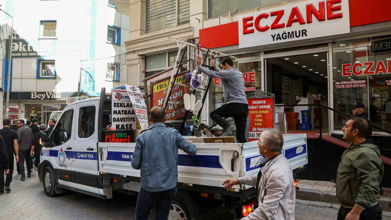 Zabıta ekipleri kaldırımlara bırakılan ürünleri topladı
