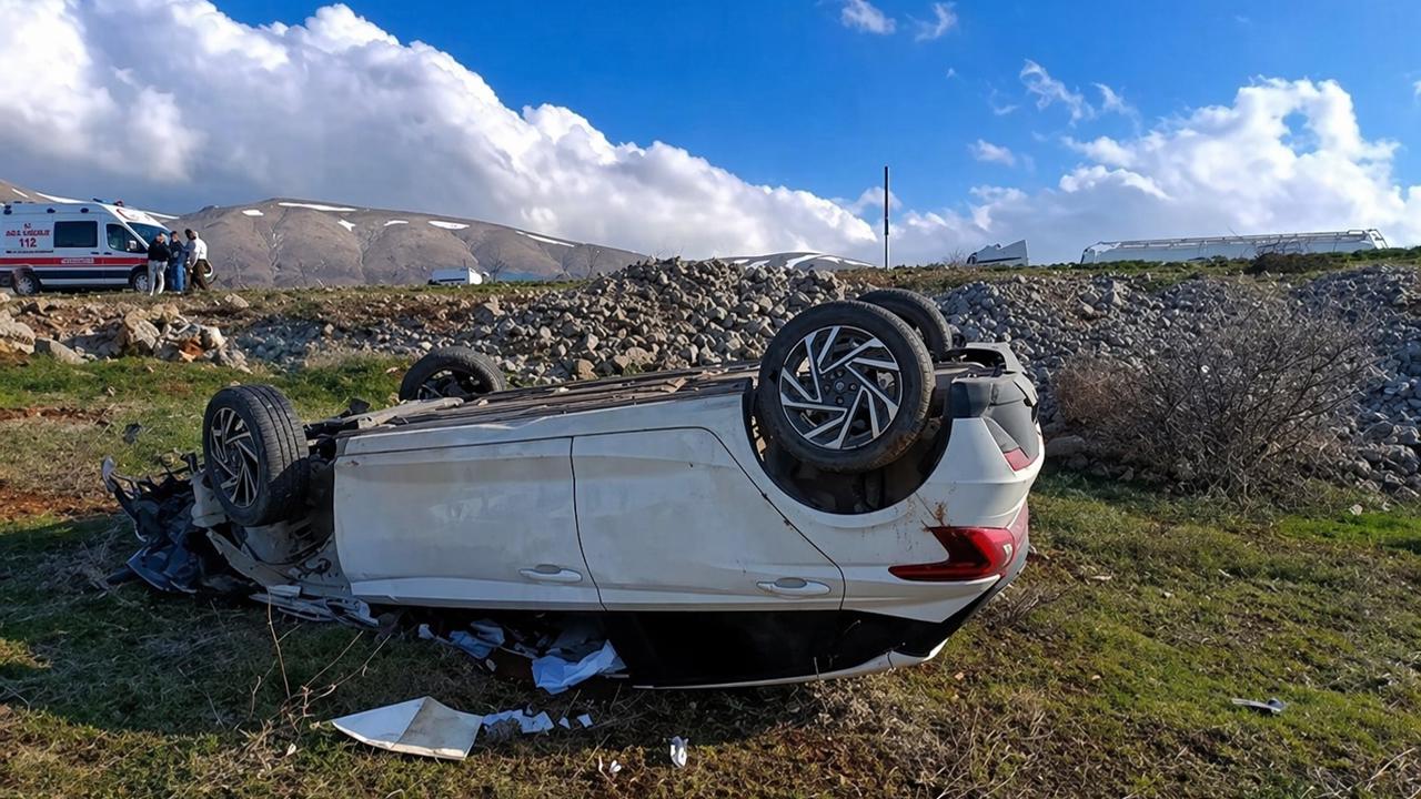Doğanşehir’de Otomobil Şarampole Devrildi: Doktor Yaralandı