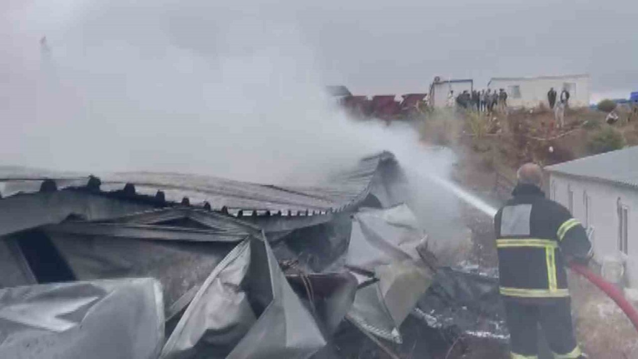 İşçilerin kaldığı konteyner yatakhane alevlere teslim oldu
