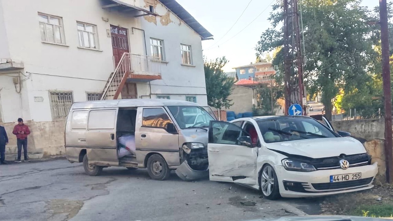 Darende’de Trafik Kazası: Otomobil Çarpmanın Etkisiyle Yoldan Savruldu