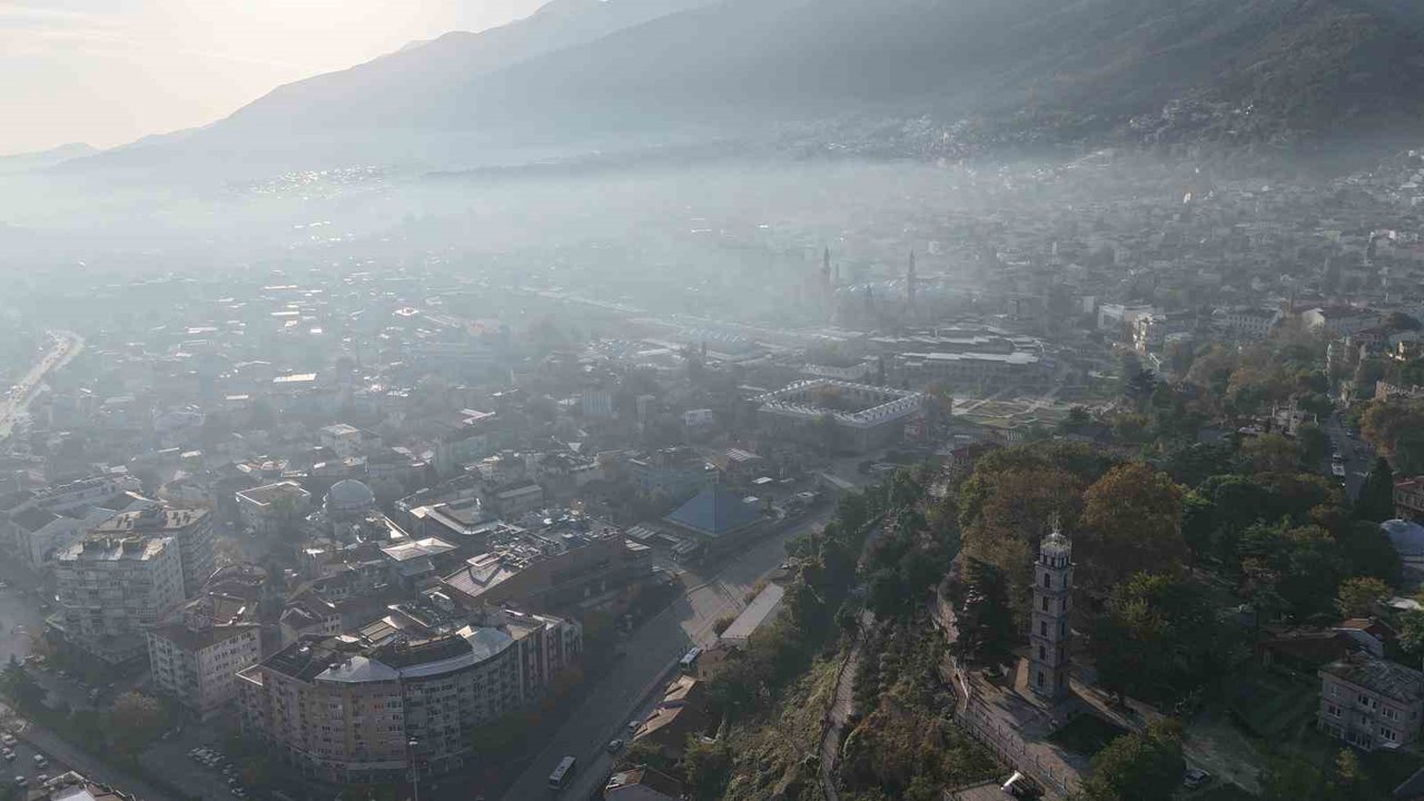 Bursa’da tarihi mekanlar, sisler arasından görüntülendi
