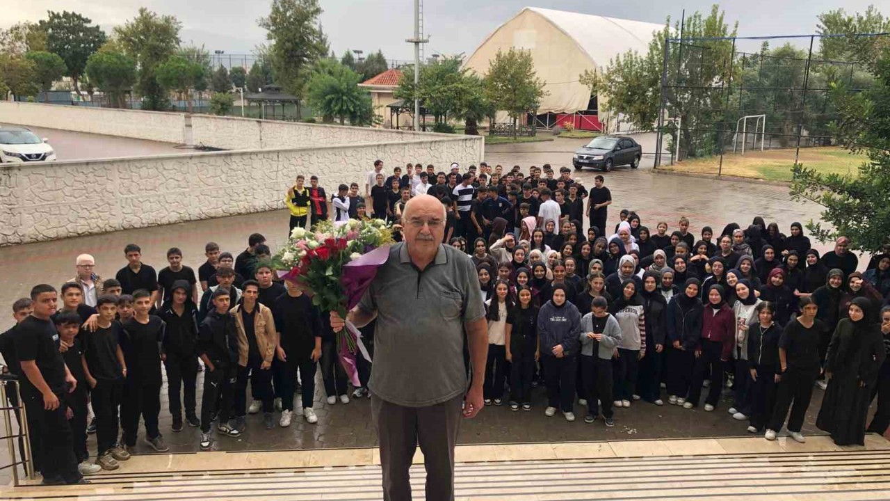 Mezun olduğu okulda 40 yıl görev yapan öğretmen ağlatan törenle emekli oldu
