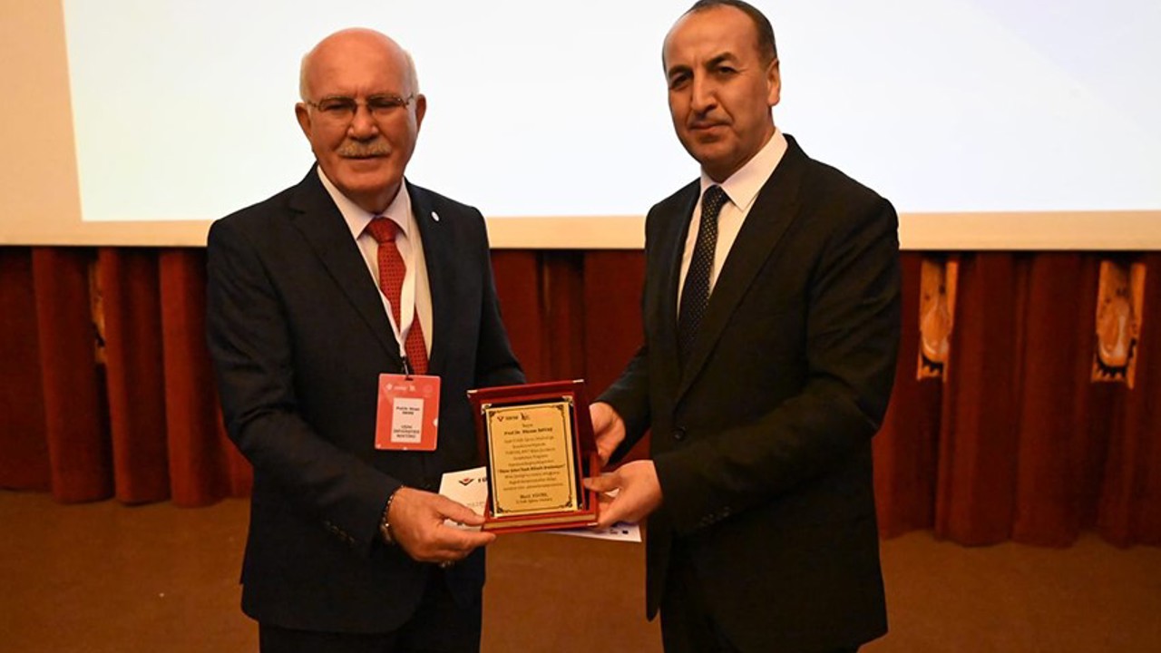 Rektör Savaş, gençlere "Geçmişten Günümüze Matematiğin Serüveni"ni anlattı
