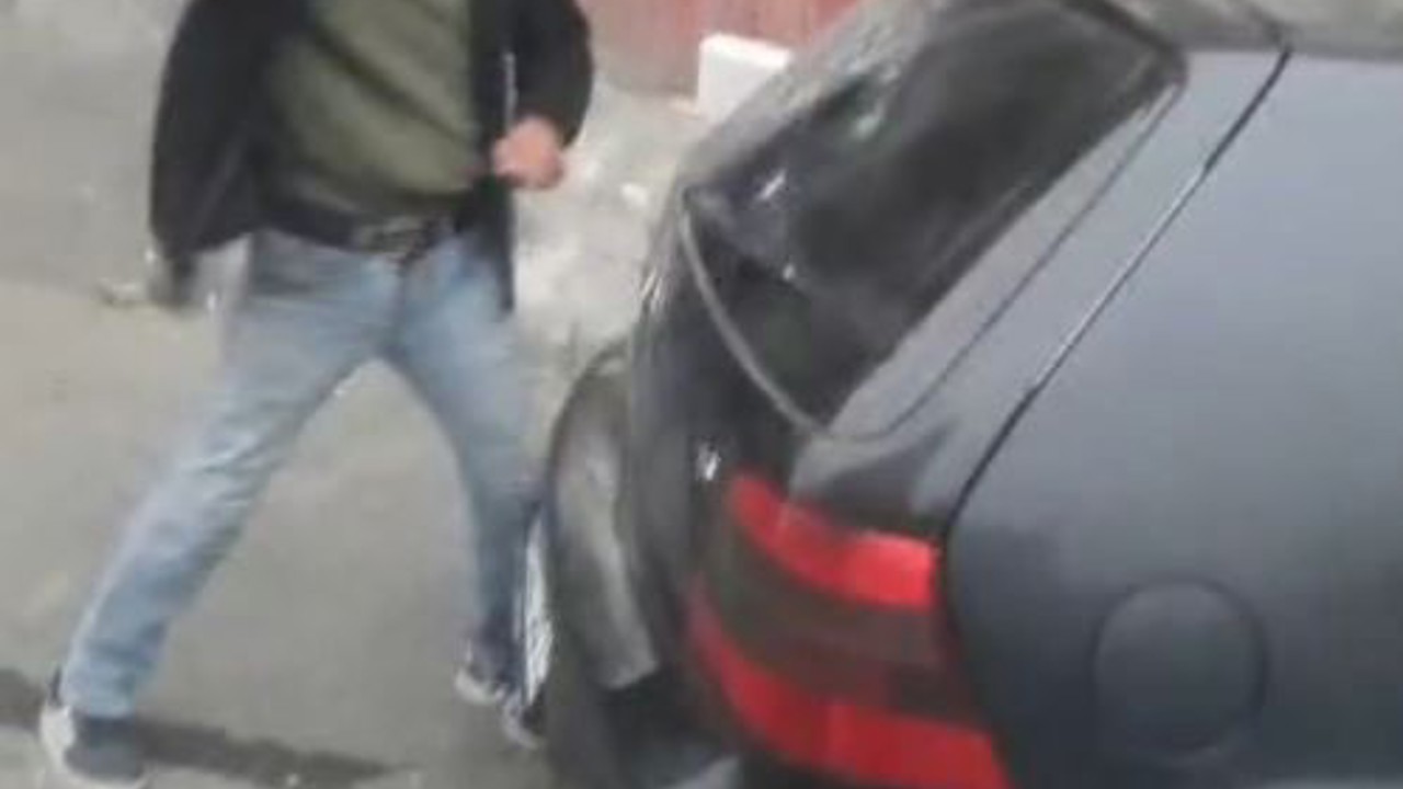 Alkollü şahıs hakaretler yağdırdığı esnafın aracına zarar verdi
