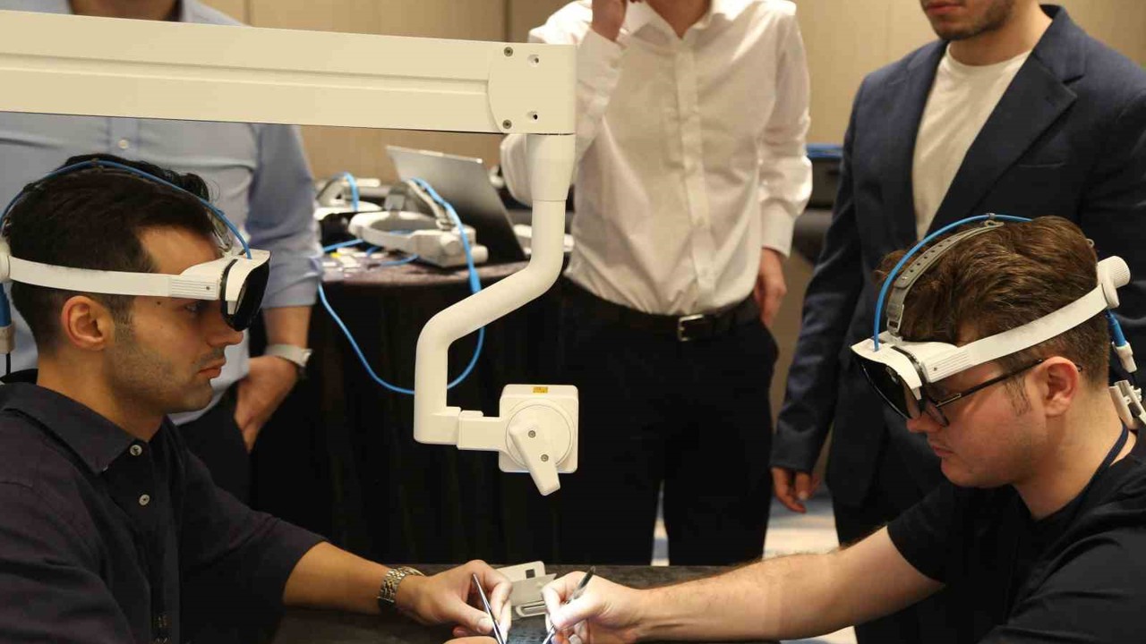 Plastik cerrahlar, İzmir’de mikrocerrahi eğitiminde buluştu
