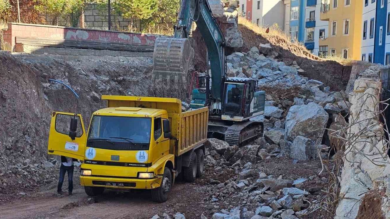 İspir’de heyelan krizi
