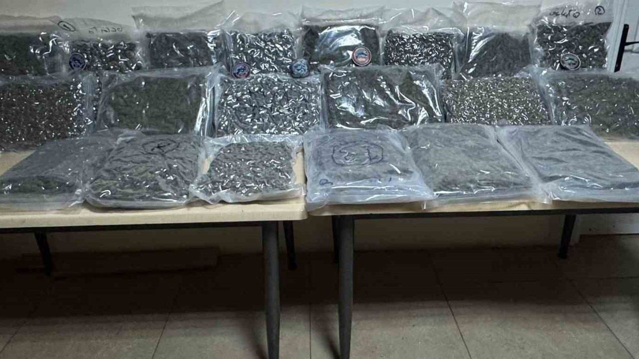 Beyoğlu’nda polisin ‘dur’ ihtarına uymayan motosikletli silahını çöpe sakladı: O anlar kamerada
