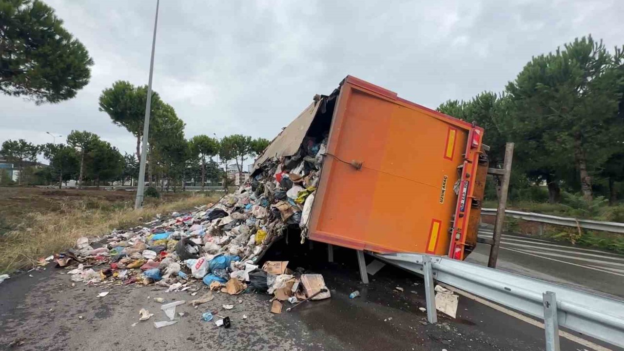 Samsun’da çöp yüklü tır devrildi, çöpler yola savruldu
