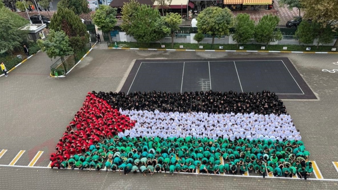 600 öğrenciden Filistin’e dev bayraklı destek
