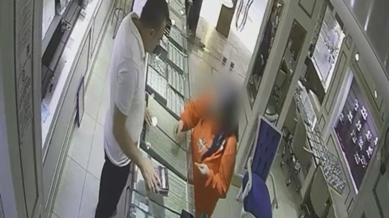 Yardıma gittiği komşusunun 200 bin TL’lik altılarını çalmıştı: Kadının altınları kuyumcuya satma anı kamerada
