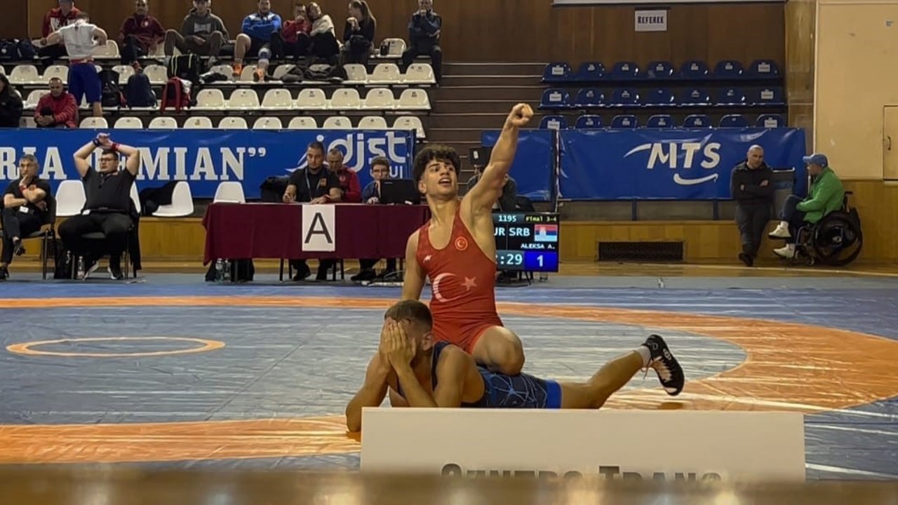 Yunusemreli güreşçi Kadir Kadiroğlu Balkan üçüncüsü oldu
