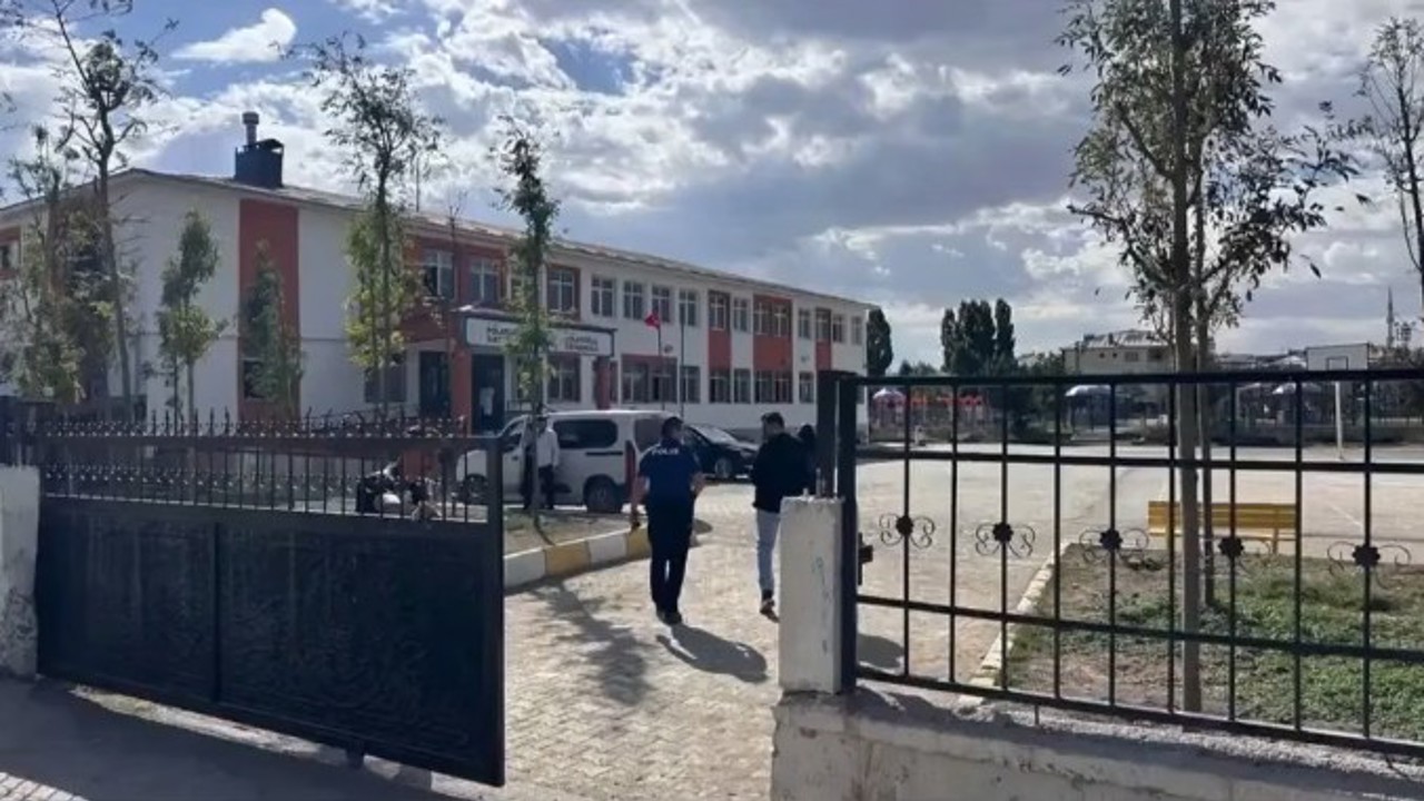VAN’DA OKULDA BÜYÜK İHMAL VE TEHLİKE: BİR ÖĞRENCİ OKULA POMPALI TÜFEKLE GİRDİ!