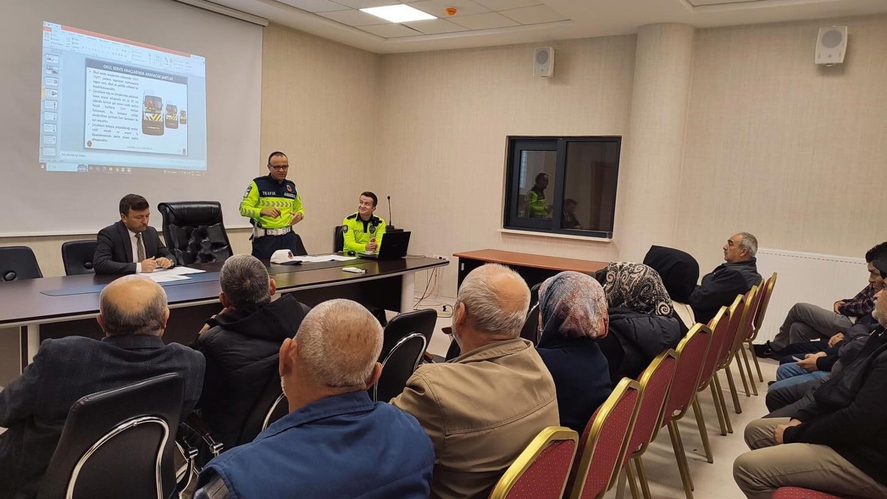 Altıntaş’ta okul servis sürücülerine trafik güvenliği ve servis hizmetleri eğitimi
