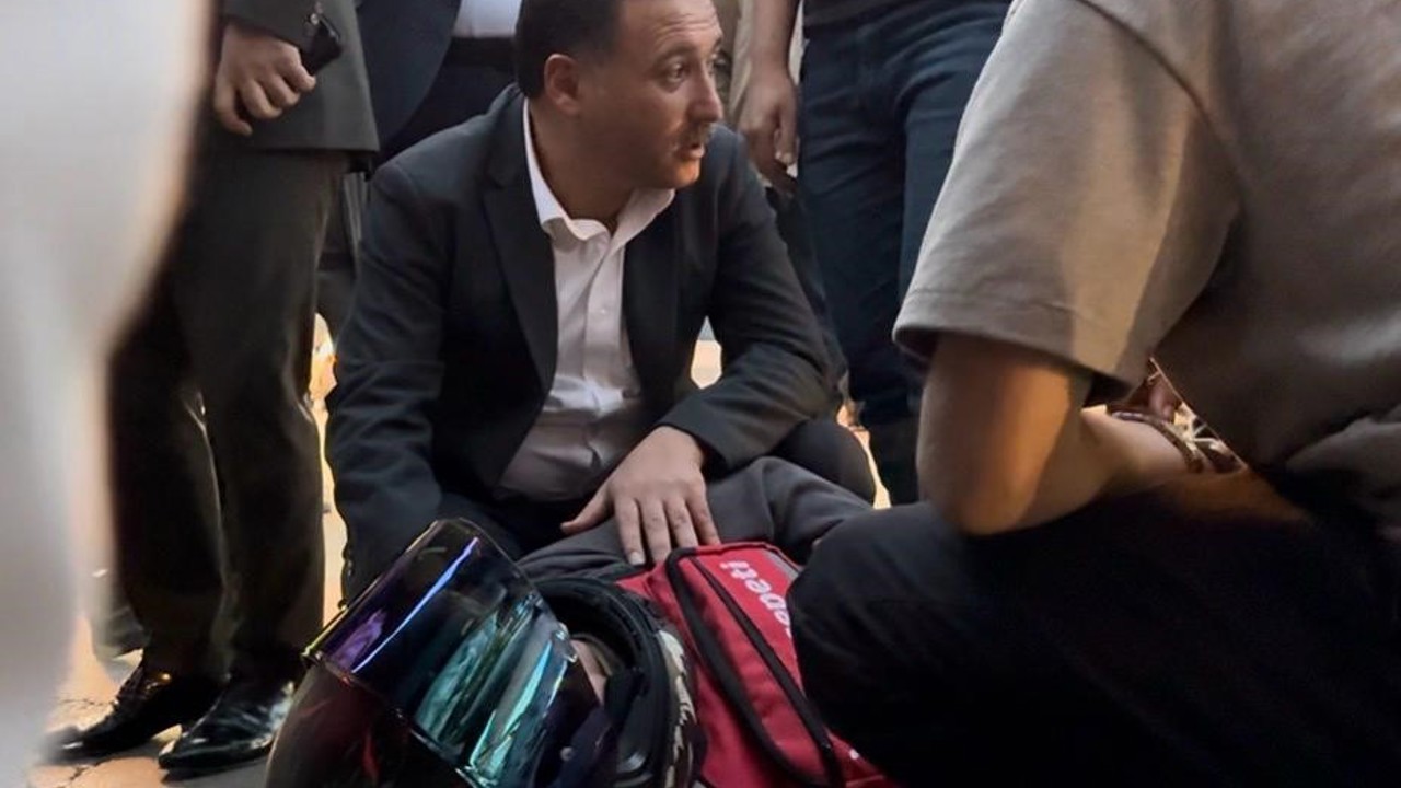 Vali Çiçek denk geldiği kazaya duyarsız kalmadı
