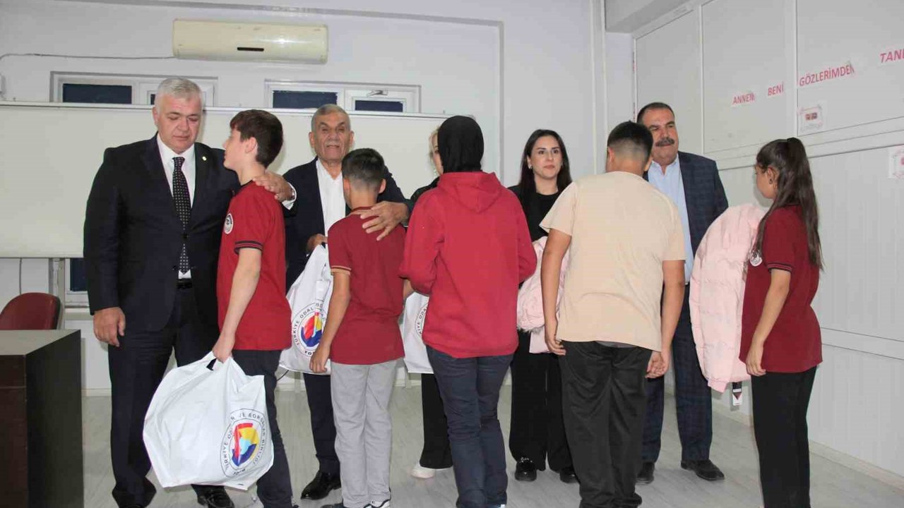 GTB ve TOBB iş birliğiyle 14 okulda öğrencilere kışlık kaban desteği
