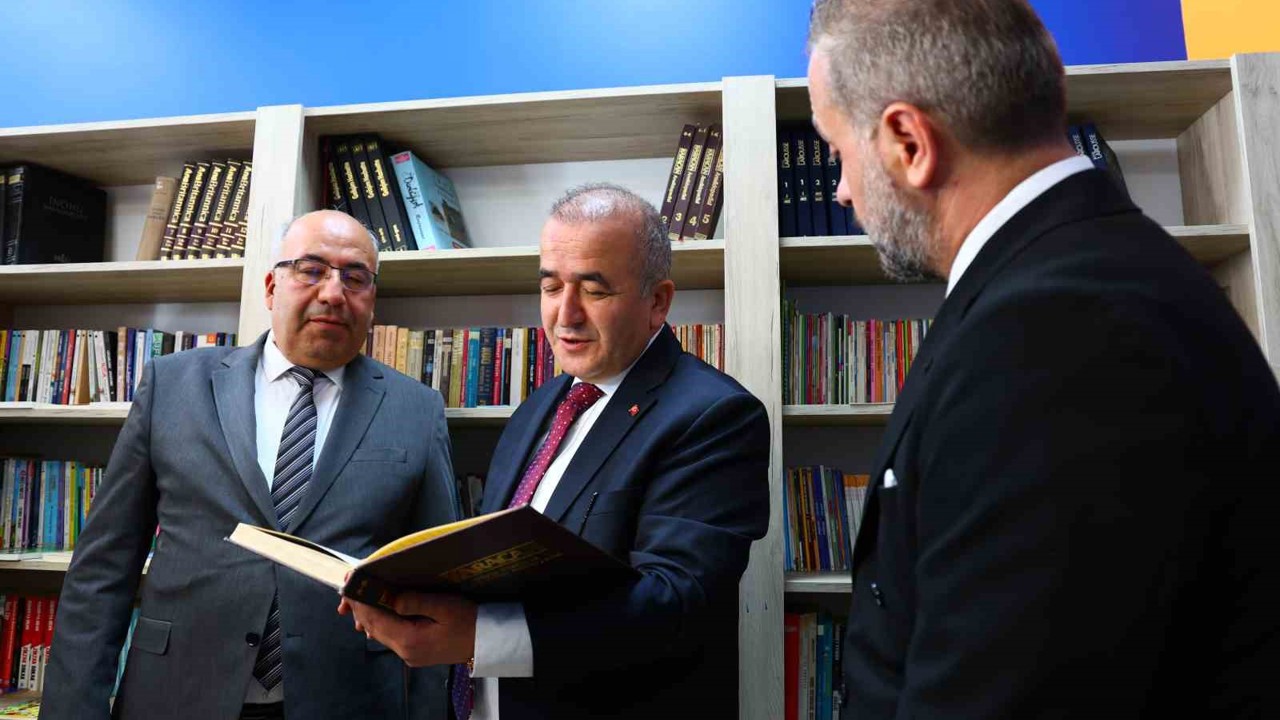 Elazığ Dumlupınar İlkokulu’nda kütüphane açıldı
