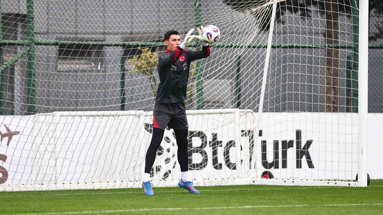 TFF: "Berke Özer, kendi isteğiyle, teknik ve idari ekibimizin izni olmaksızın kamptan ayrılmıştır"
