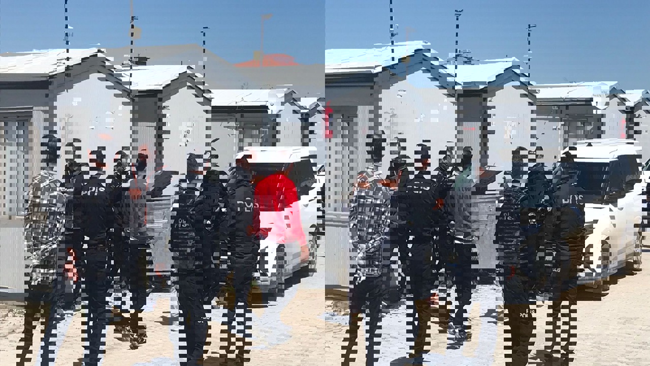 Malatya’da konteyner kentte kendisini içeri kilitleyen ve silahı olduğunu söyley