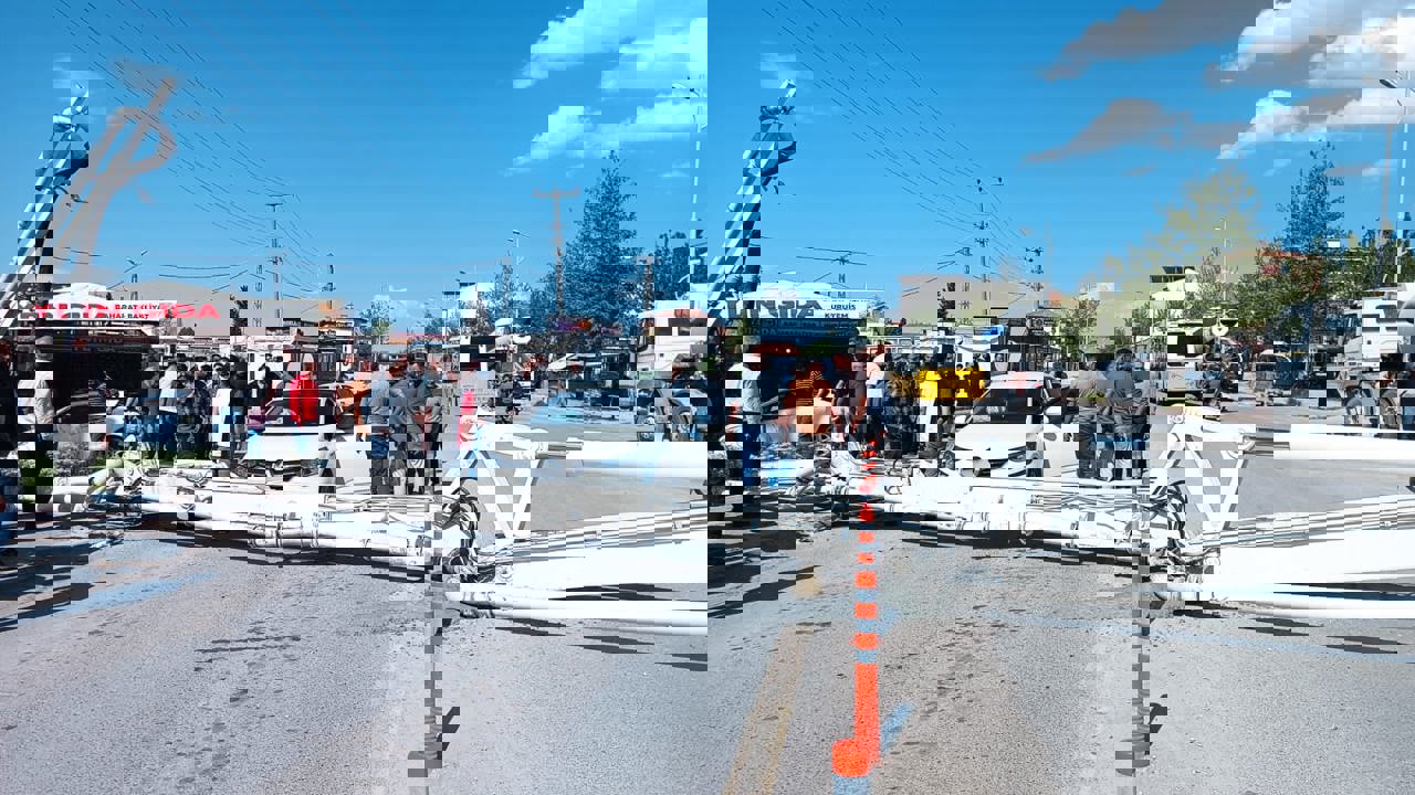 Battalgazi’de İnşaat Kazası: Beton Pompası Caddeye Devrildi