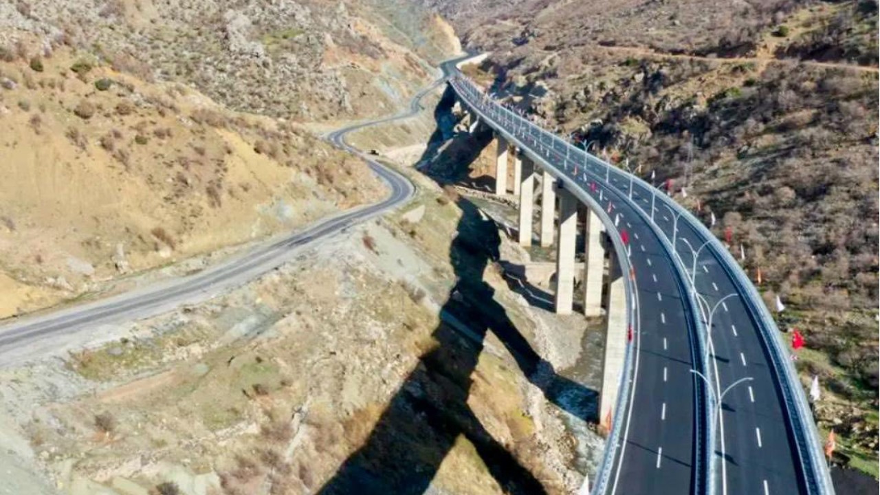 Bitlis-Baykan arası yol çalışmaları tamamlandı
