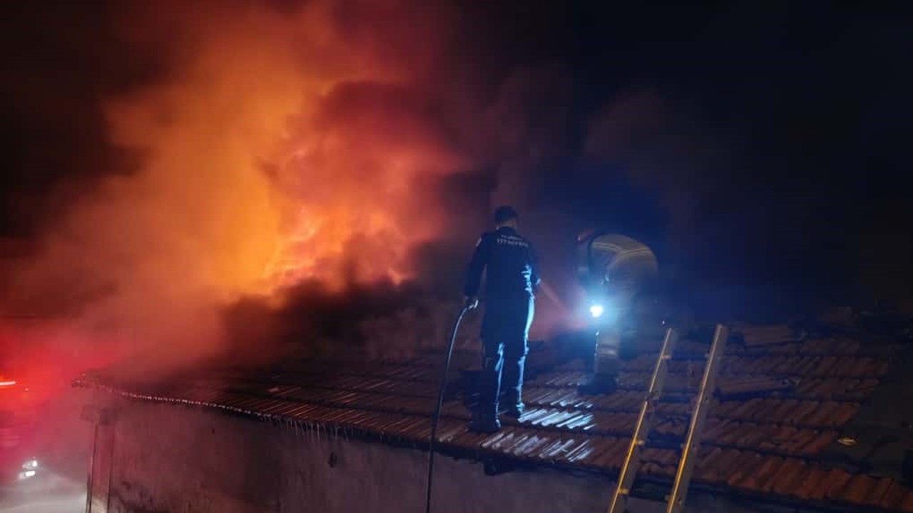 Bursa’da 4 dükkan alevlere teslim oldu
