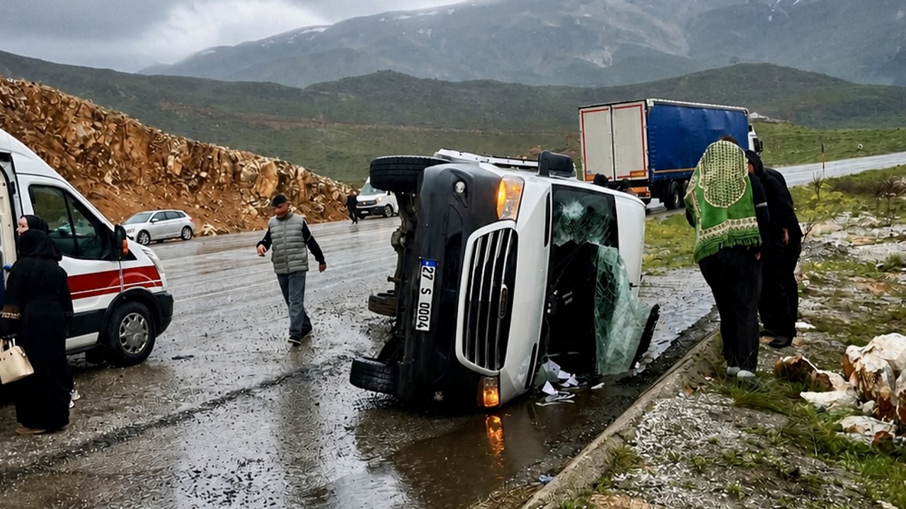 Doğanşehir’de Yolcu Minibüsü Yan Yattı: 12 Kişi Yaralandı