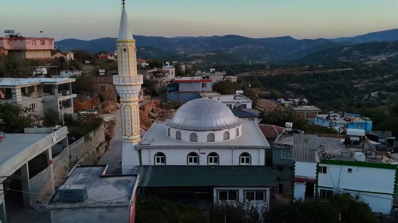 Depremin ardından inşa edilen 105. cami ibadete açıldı
