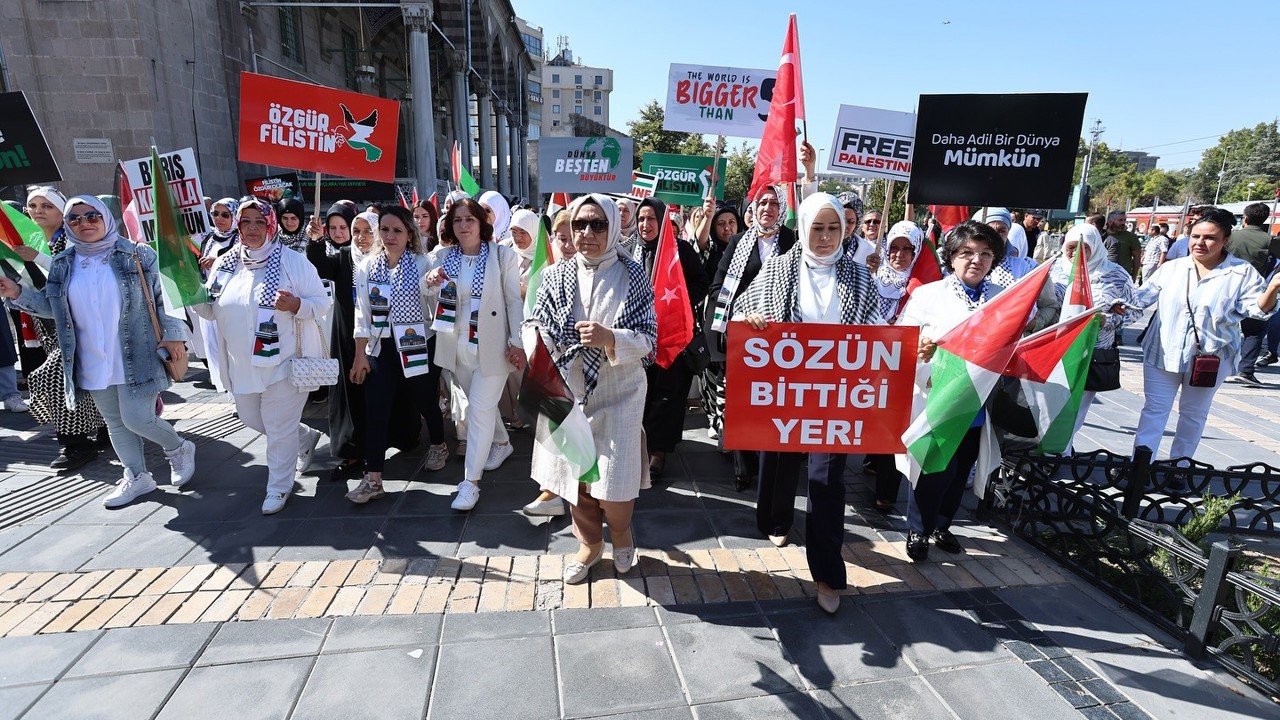 Büyükkılıç, eşi ile birlikte Gazze İçin Sessiz Çığlık Programına katıldı
