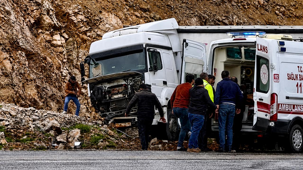 Tır Yoldan Çıktı: Sürücü Yaralandı