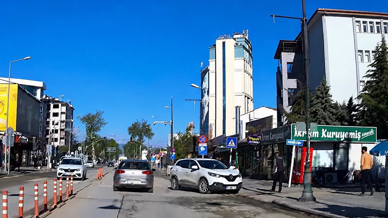 İnönü Caddesi’nde Kaza Kamerada: El Frenini Çekmeyince Araç Hareket Etti