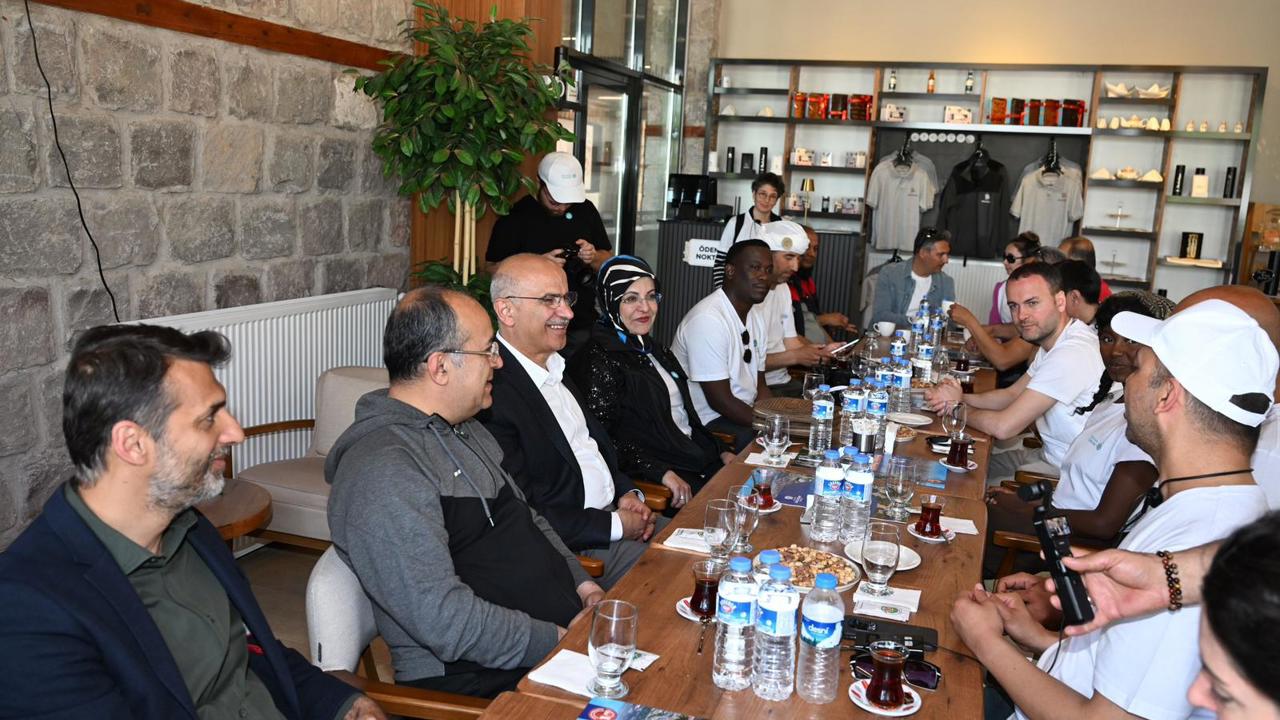 Başkan Er, ‘İpek Yolu Kervanı’ Üyeleriyle Bir Araya Geldi