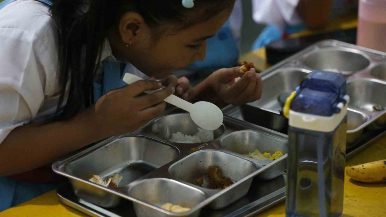 Endonezya’da ücretsiz okul yemeklerinden zehirlenenlerin sayısı 9 bini geçti

