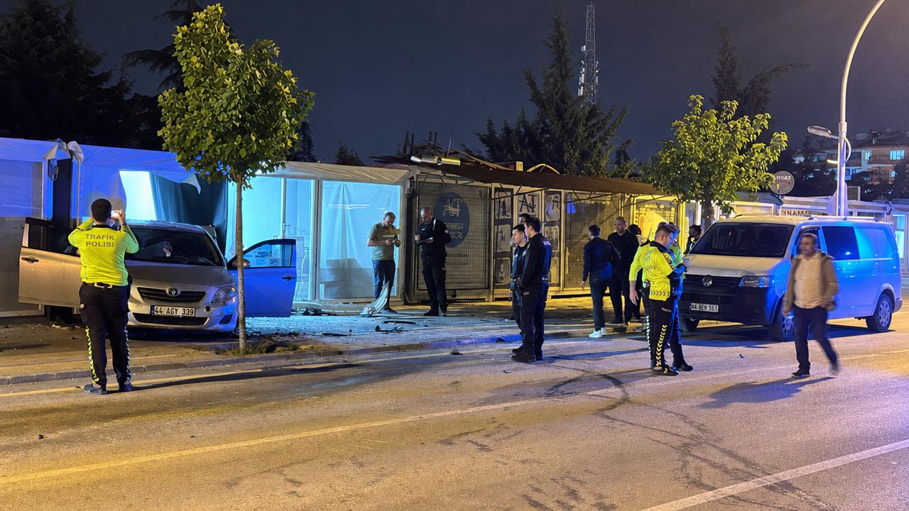Güney Kuşak Yolu’nda Kaza: Araçlar Savrulup İş Yeri Ve Direğe Çarptı