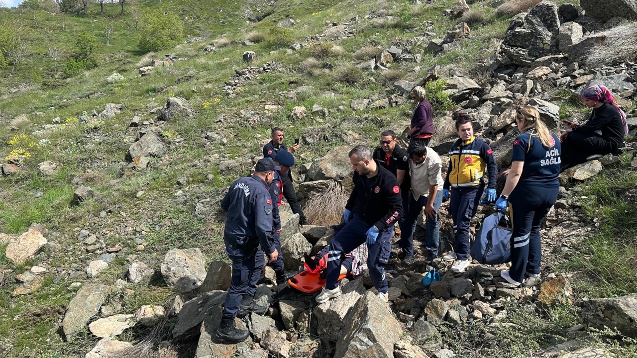 Pütürge’de Kayalıklarda Mahsur Kalan Yaşlı Kadın Kurtarıldı