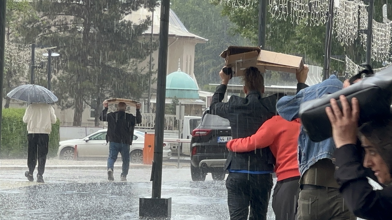 Malatya’da öğle saatlerinde etkili olan dolu yağışı kentte kısa süreli paniğe ne