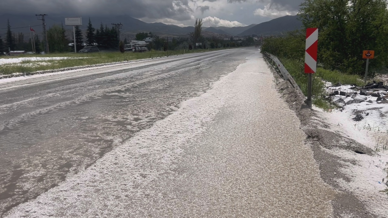Dolu Yağışı Kayısı Bahçelerini Vurdu, Yollar Beyaza Büründü