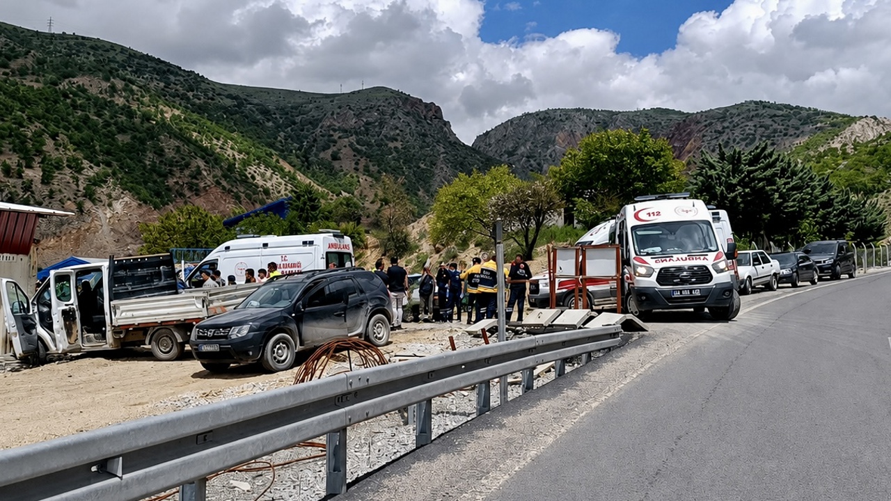 Malatya’da Kamyonet Şantiyeye Girdi: 3 Yaralı