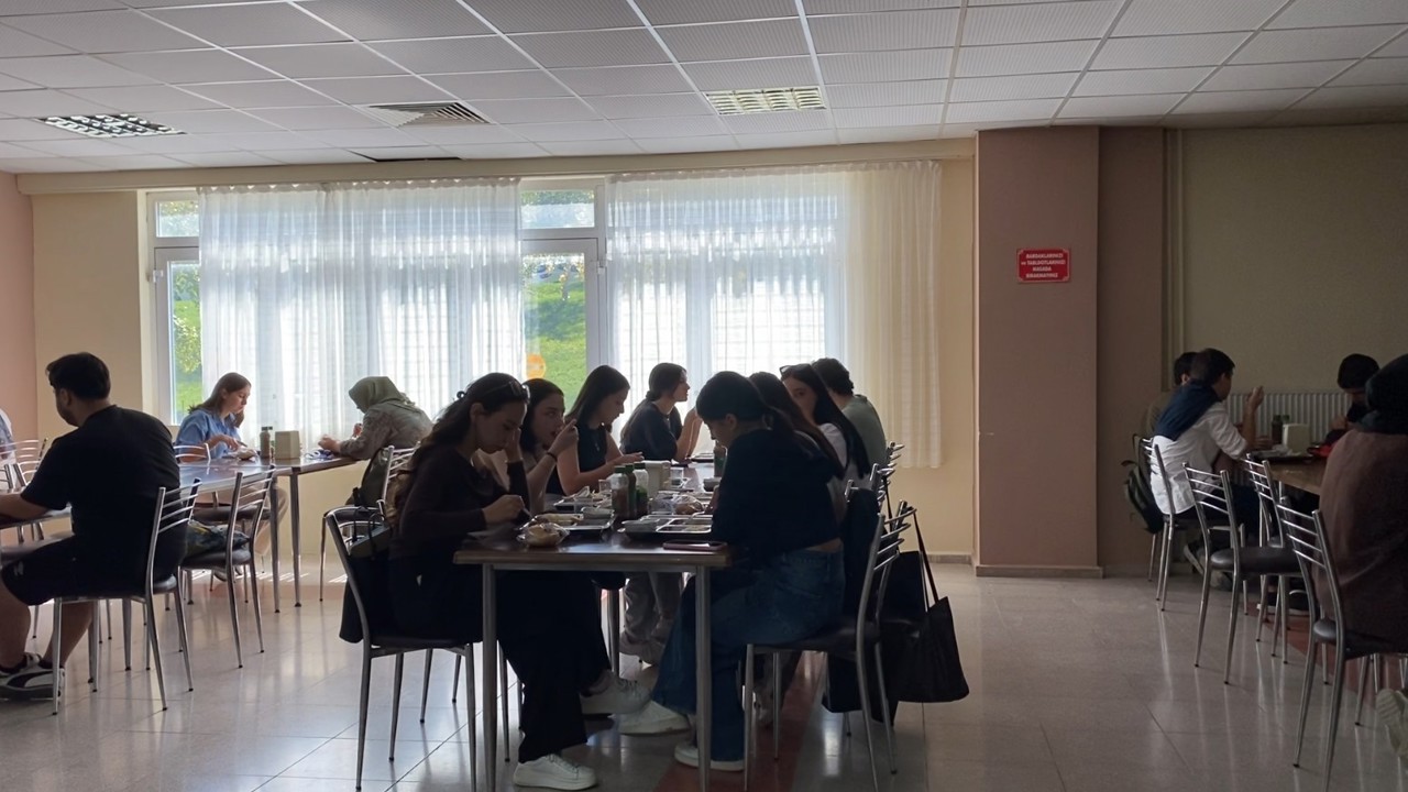 SDÜ’de öğrenciler ’yemekhane fiyatları ve ulaşım’ konularında şikayetçi
