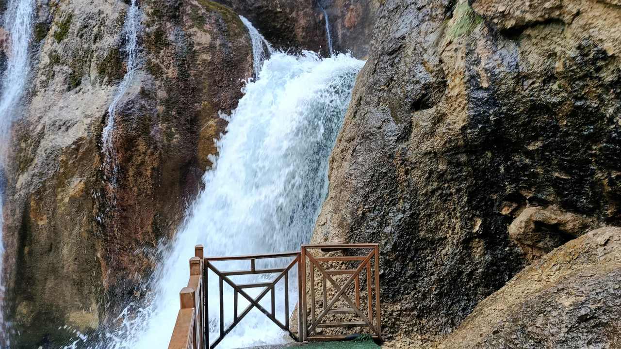 Coşan Günpınar Şelalesi Ziyaretçi Akınına Uğradı