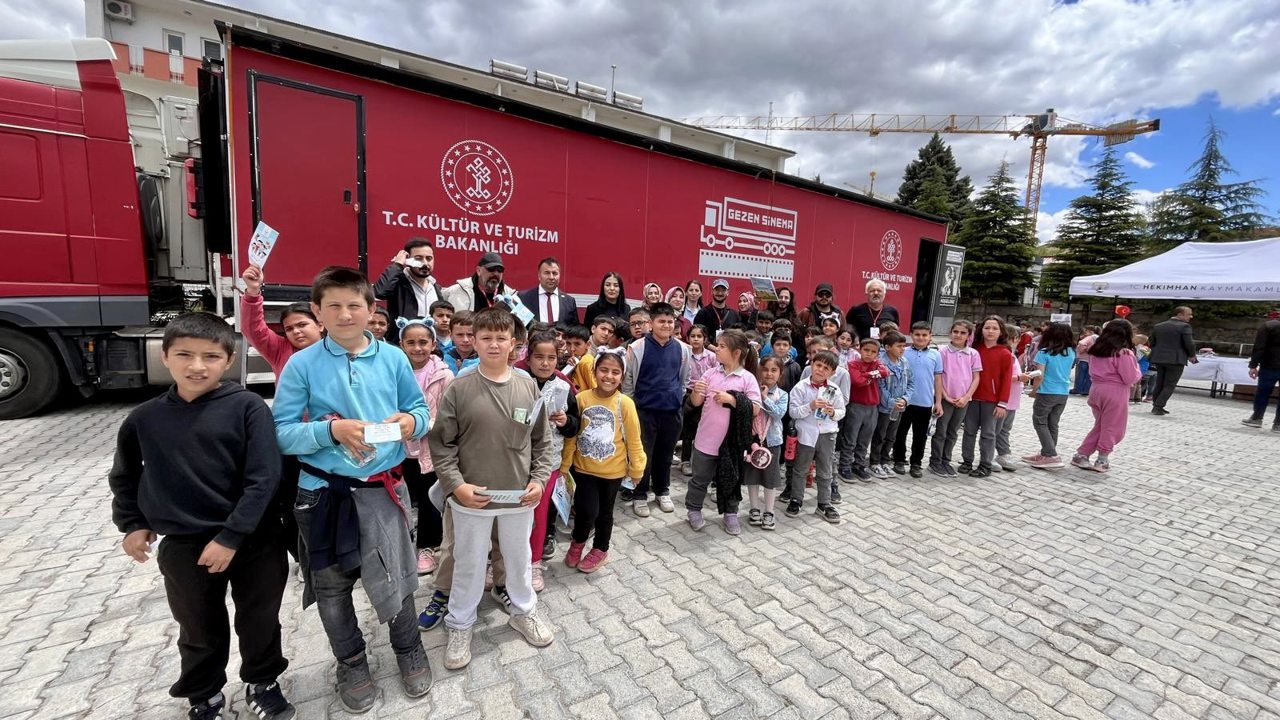 Gezen Sinema Tırı Hekimhan’da Çocuklarla Buluştu