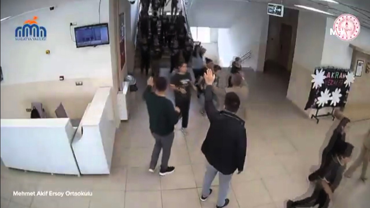 Malatya’da deprem paniği okul kameralarına yansıdı
