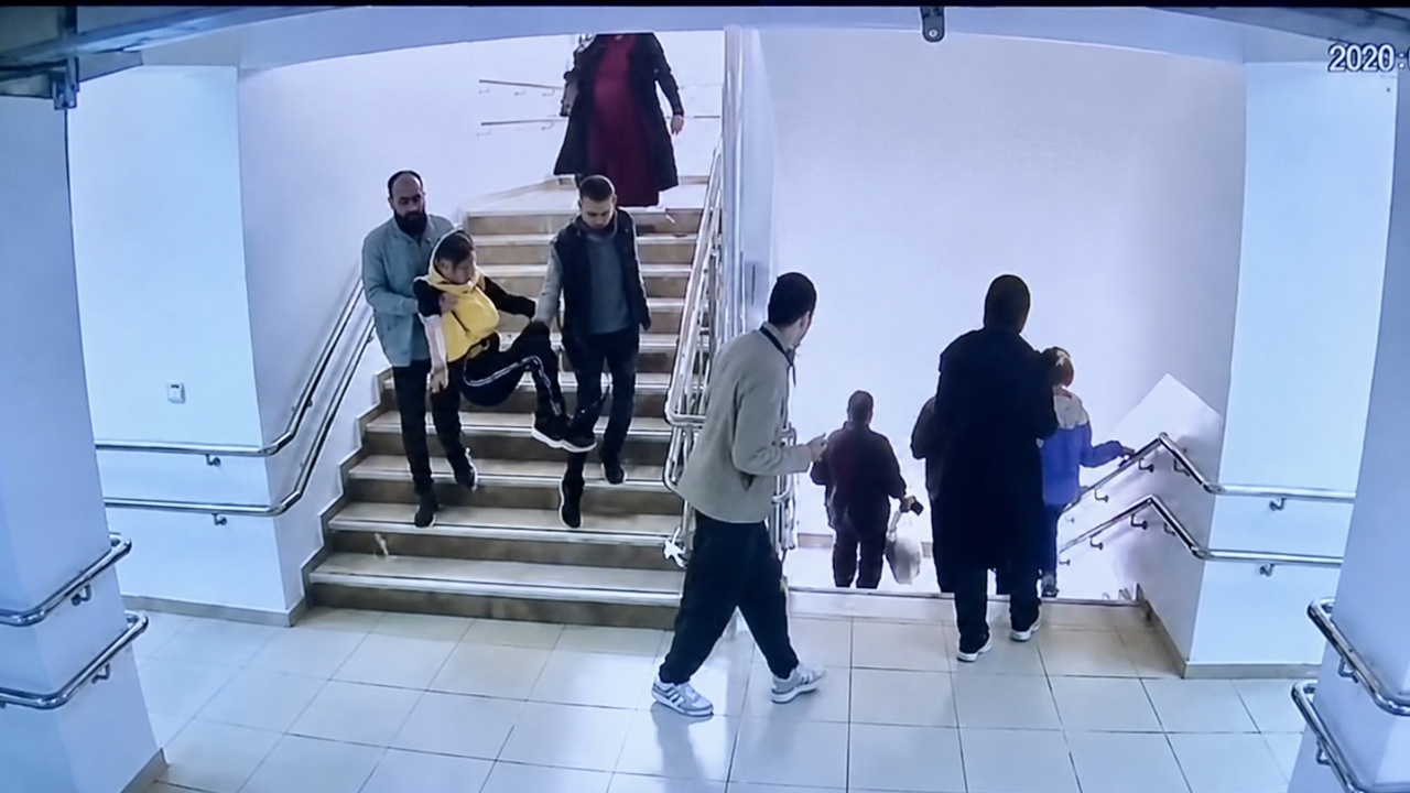 Depremde Kahraman Öğretmenler: Öğrencilerini Kucaklayıp Güvene Taşıdılar