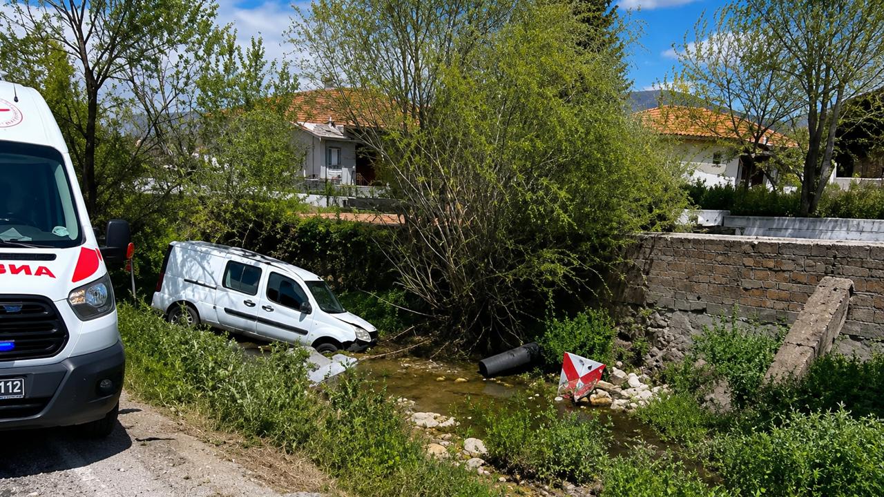 Malatya’da Hafif Ticari Araç Yoldan Çıktı: 2 Yaralı