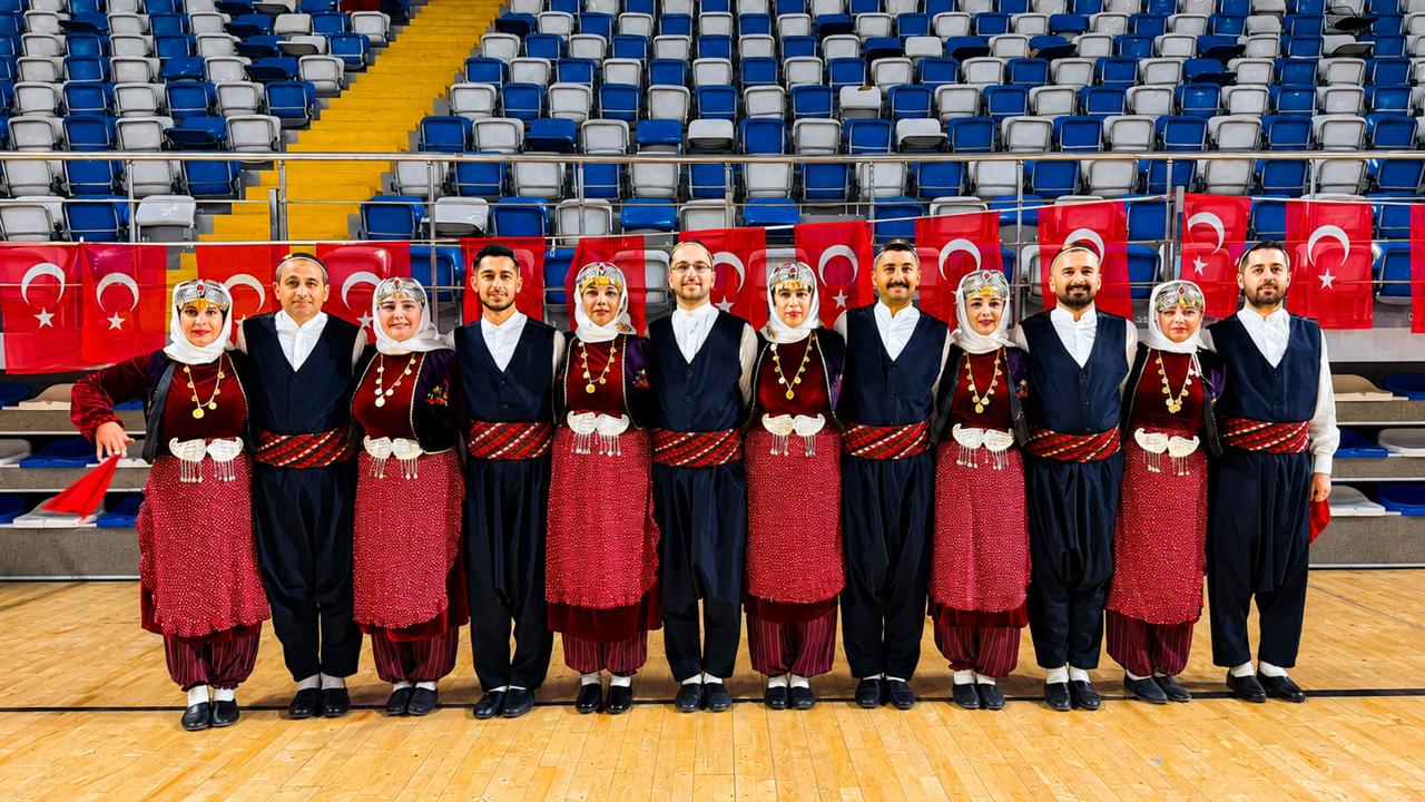 Malatya’da düzenlenen halk oyunları grup yarışmalarında sahne alan ekipler arası