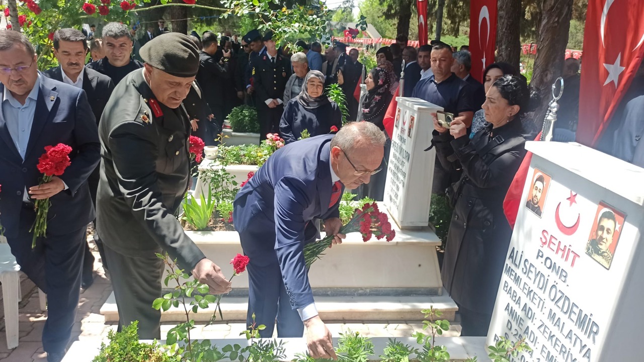 Malatya’da Arife Günü Şehitlikte Duygu Dolu Ziyaret