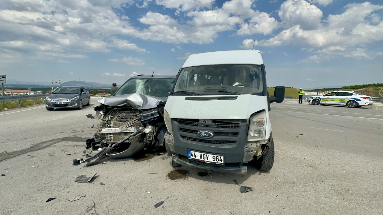 Malatya’da İki Araç Çarpıştı: 8 Yaralı