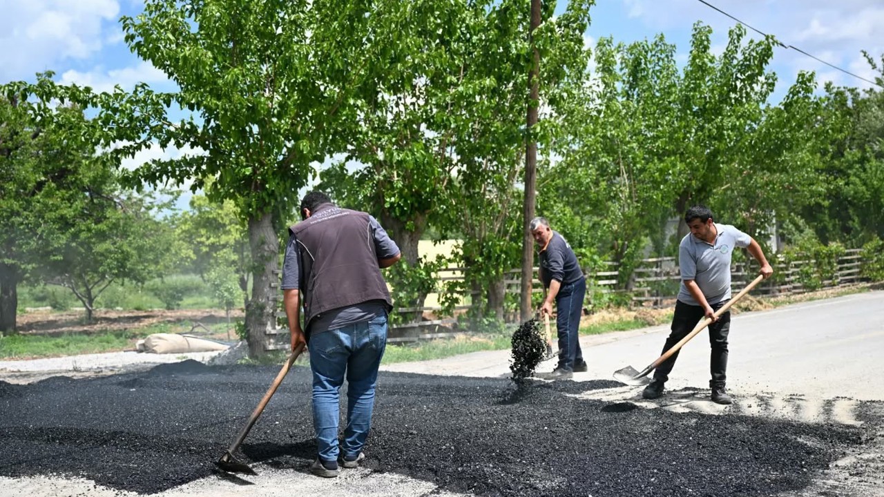 Yeşilyurt Belediyesi Topsöğüt Mahallesi’nde Yol Yenileme Çalışmalarını Sürdürüyor
