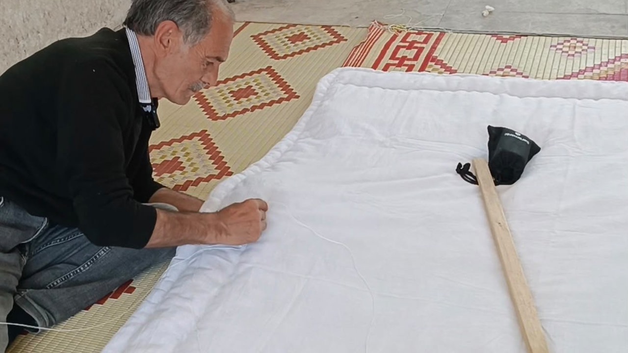 Darende’de yarım asrı aşkın süredir yorgancılık yapan 70 yaşındaki Hanifi Tutar,